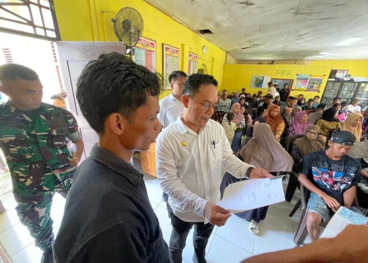 Reforma Agraria Terus Bergerak, Kantor Pertanahan Luwu Utara Serahkan Ratusan Sertipikat Redistribusi Tanah di Desa Pongko